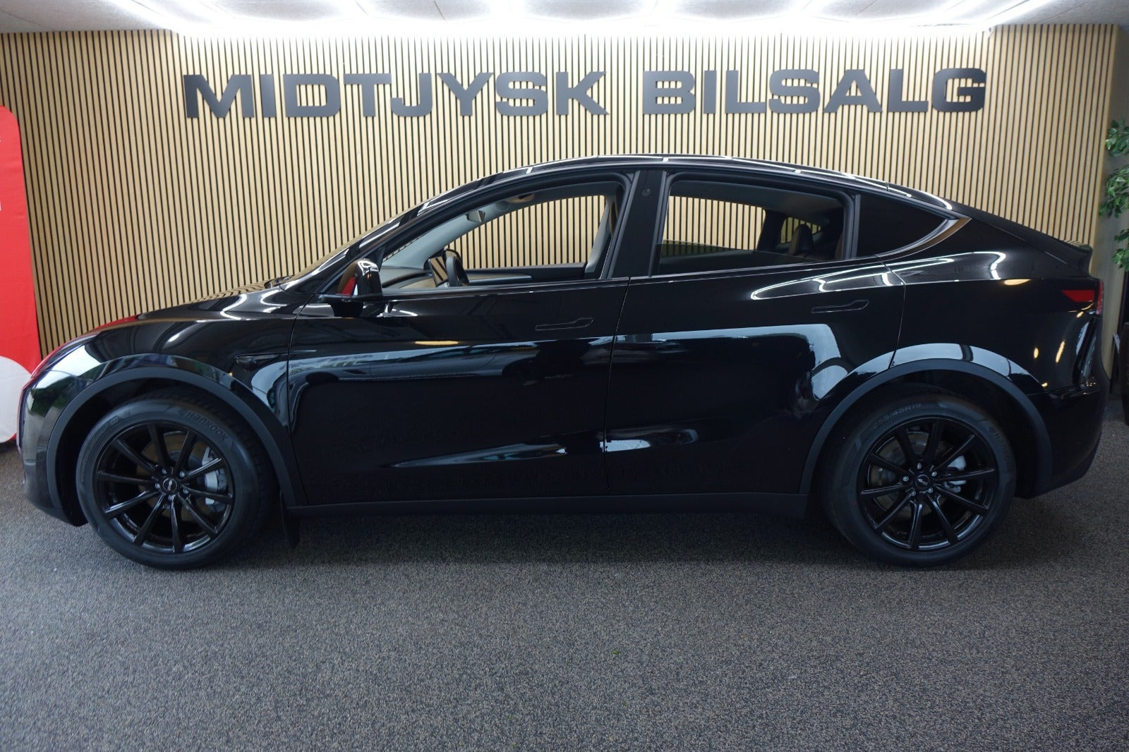 Sort Tesla Model Y fra 2023