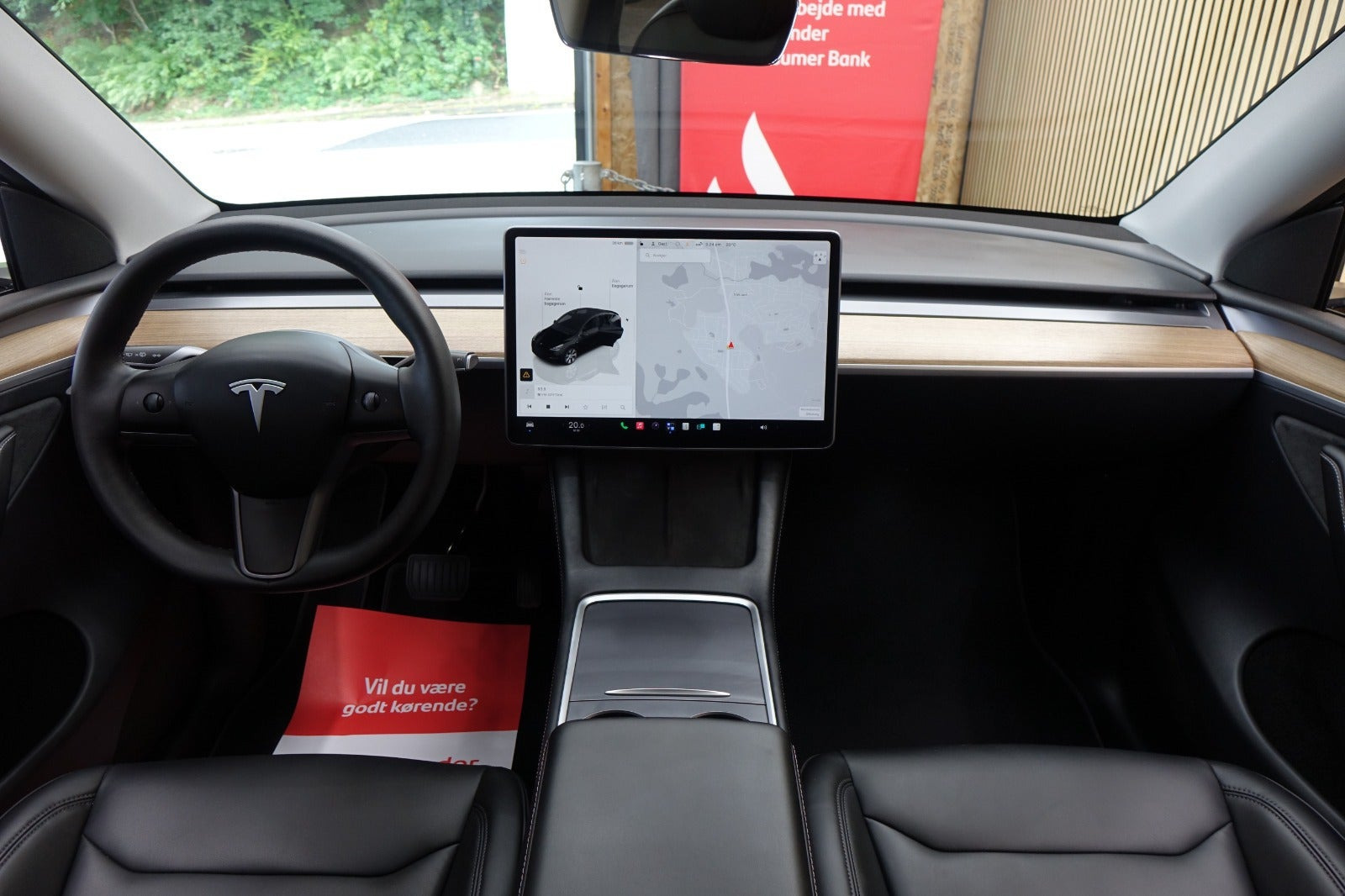 Sort Tesla Model Y fra 2023