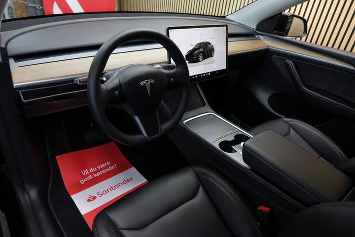 Sort Tesla Model Y fra 2023