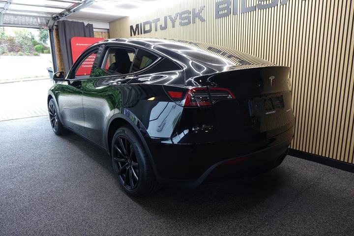 Sort Tesla Model Y fra 2023