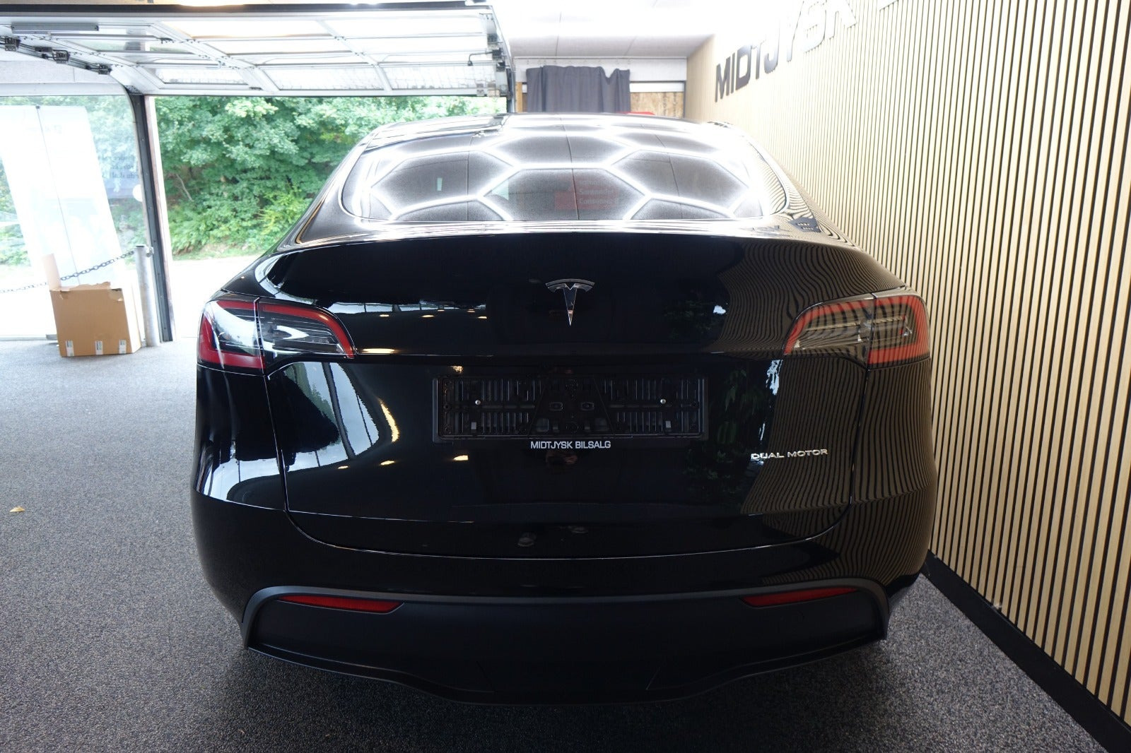 Sort Tesla Model Y fra 2023
