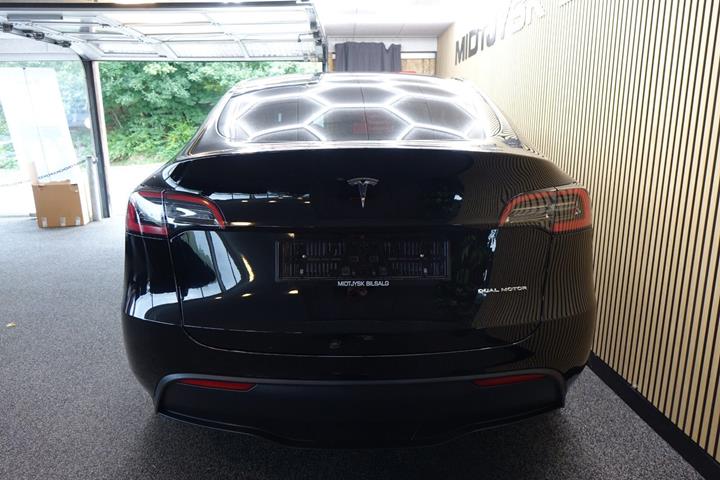 Sort Tesla Model Y fra 2023