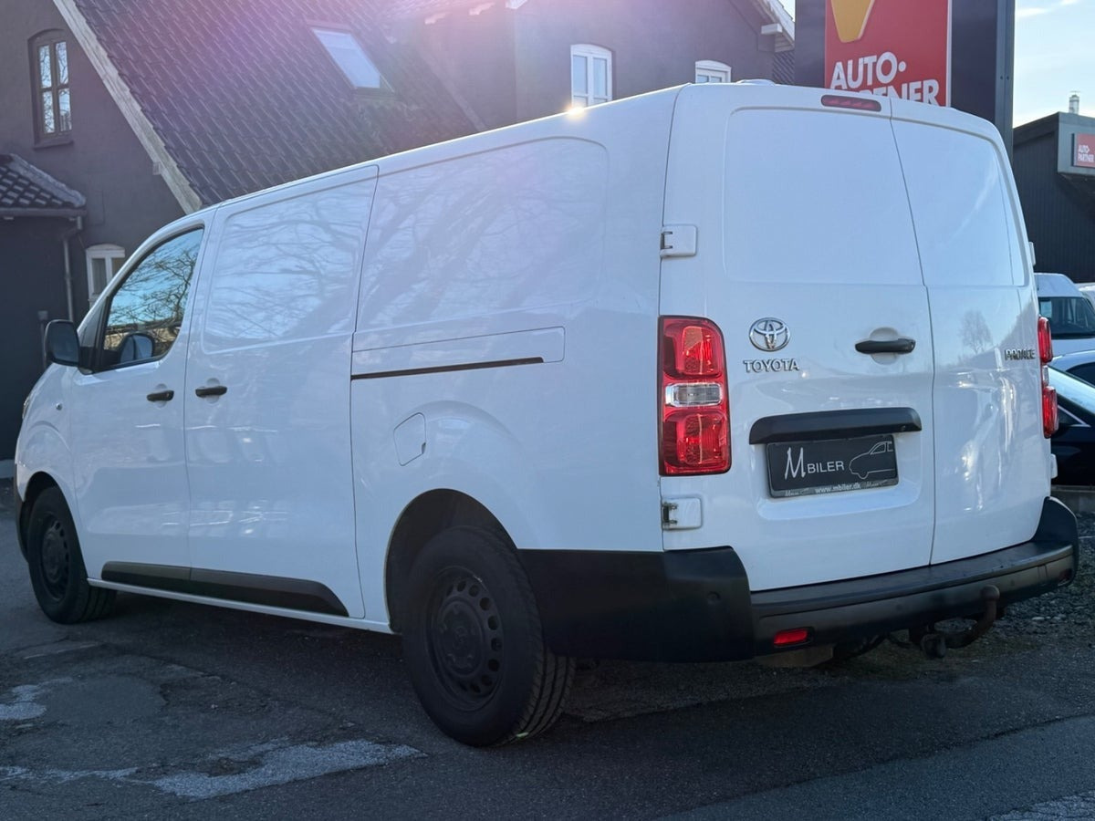 Hvid Toyota ProAce fra 2020