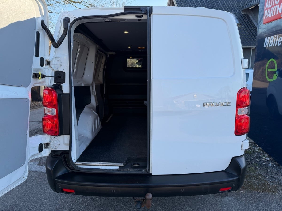 Hvid Toyota ProAce fra 2020