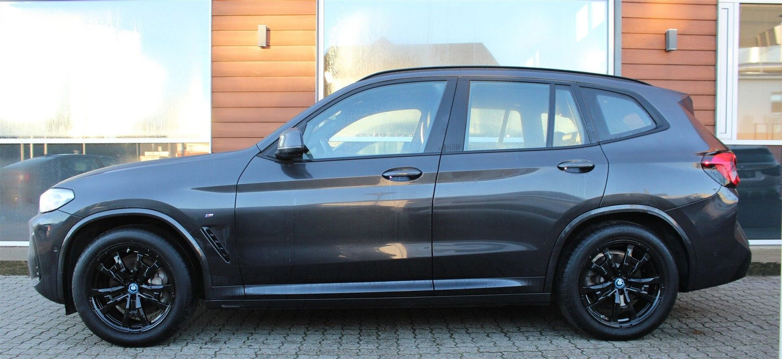 Grå BMW iX3 fra 2022