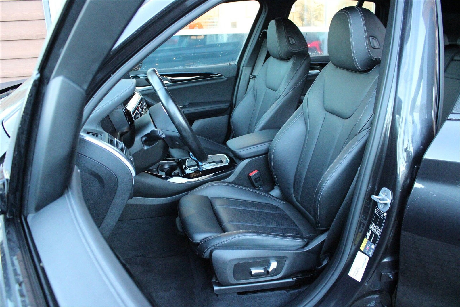 Grå BMW iX3 fra 2022