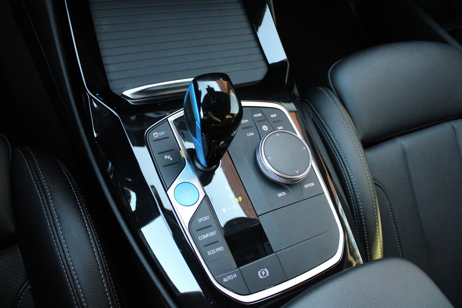 Grå BMW iX3 fra 2022