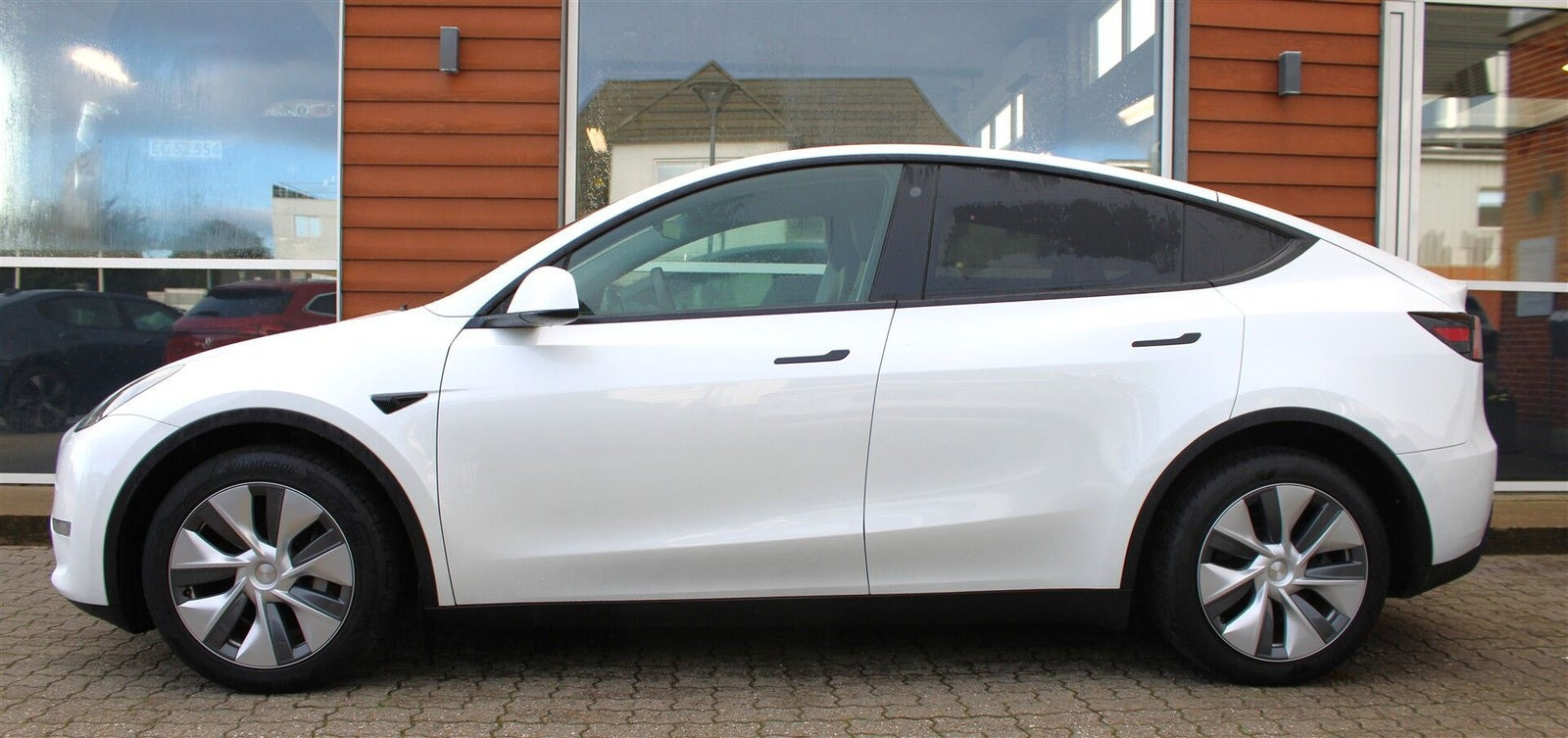 Hvid Tesla Model Y fra 2023
