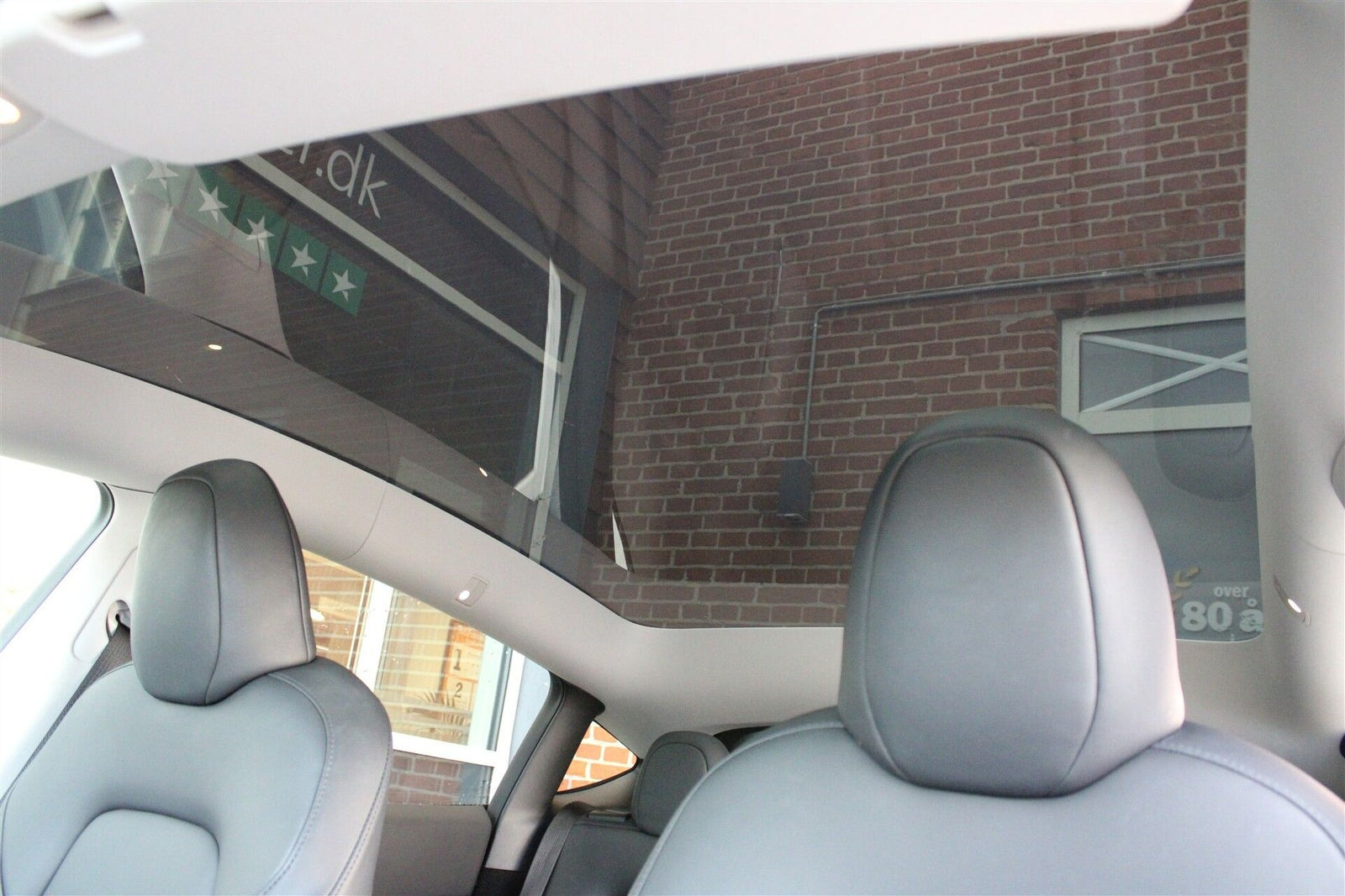 Hvid Tesla Model Y fra 2023