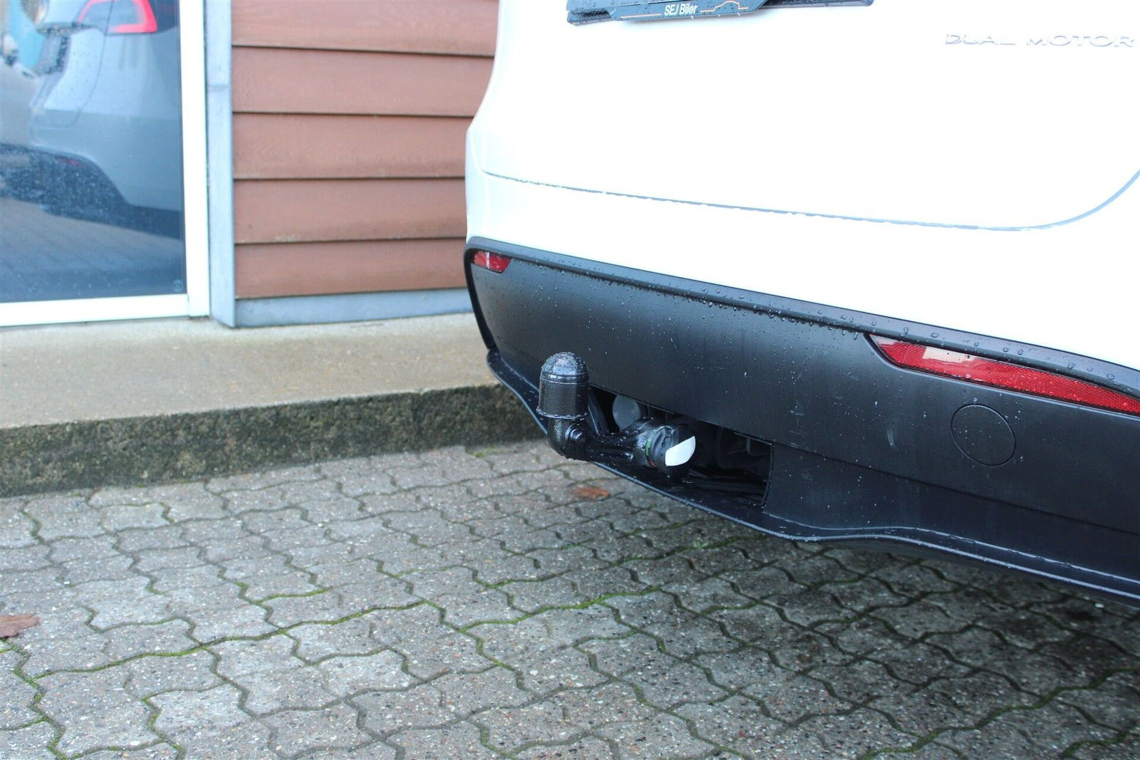 Hvid Tesla Model Y fra 2023