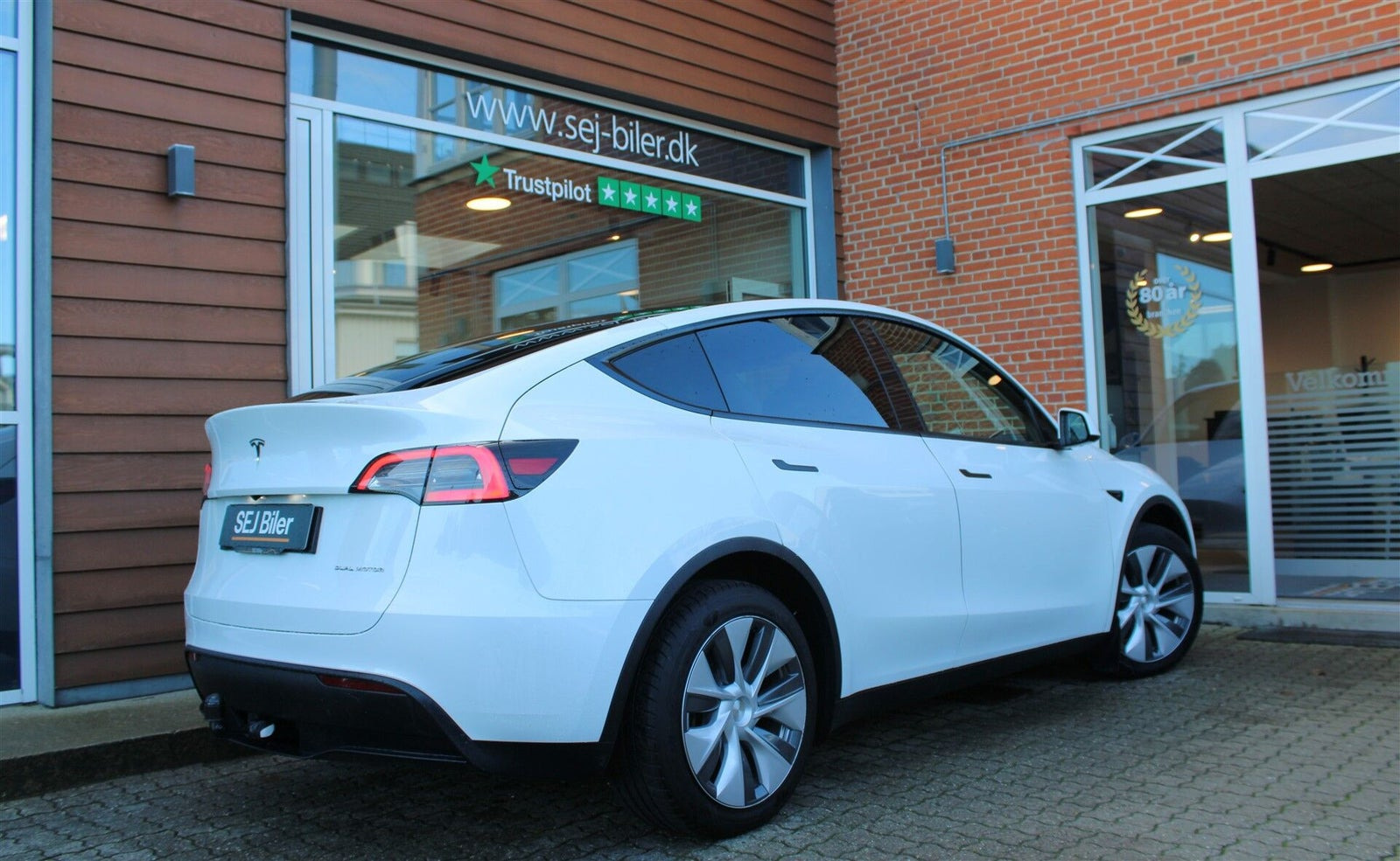 Hvid Tesla Model Y fra 2023