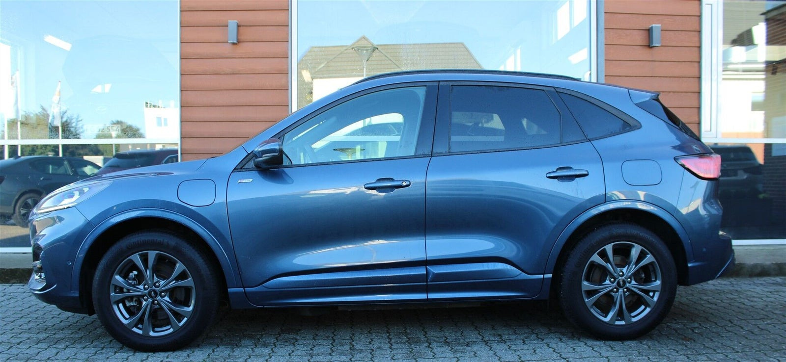 Blå Ford Kuga fra 2021