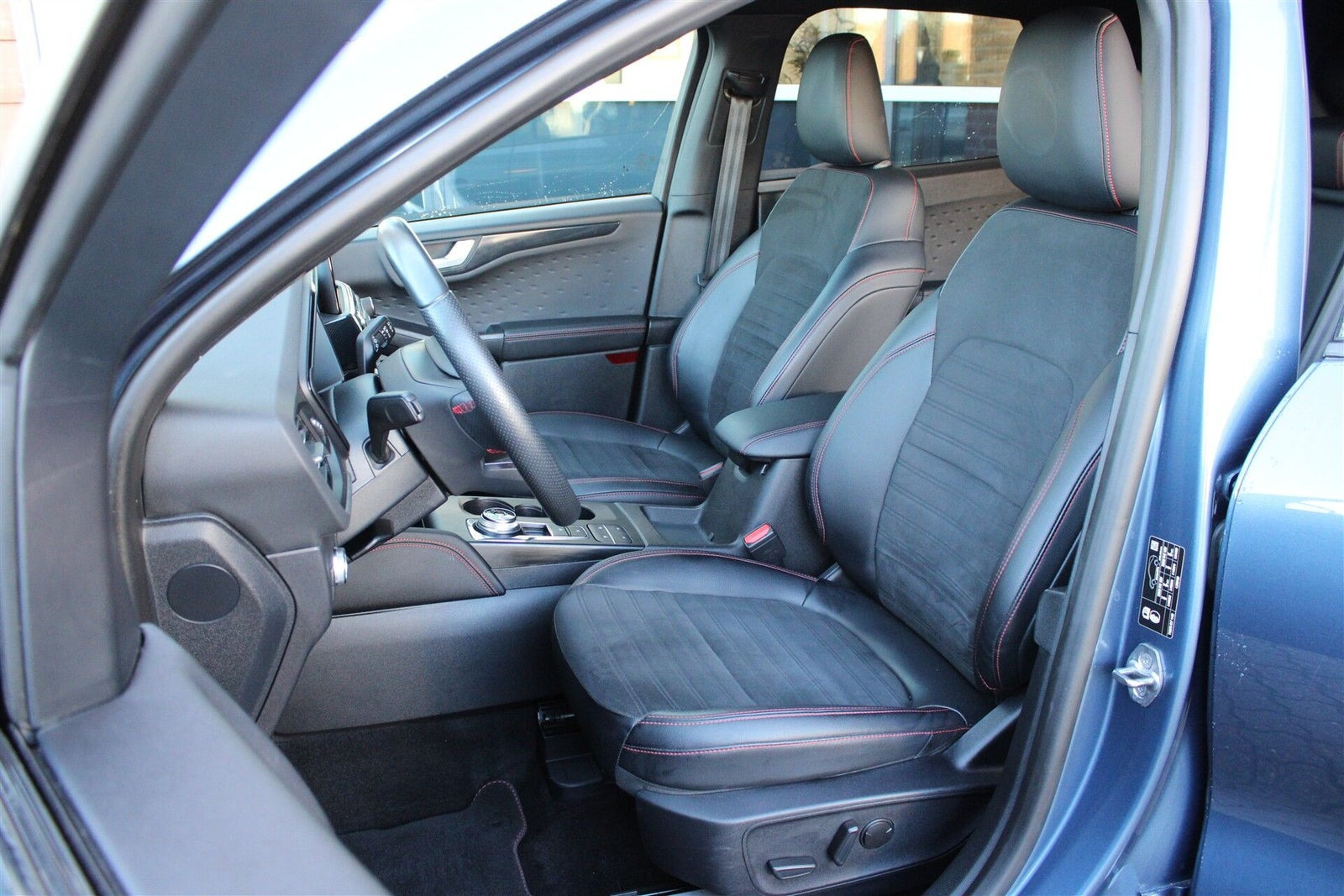 Blå Ford Kuga fra 2021