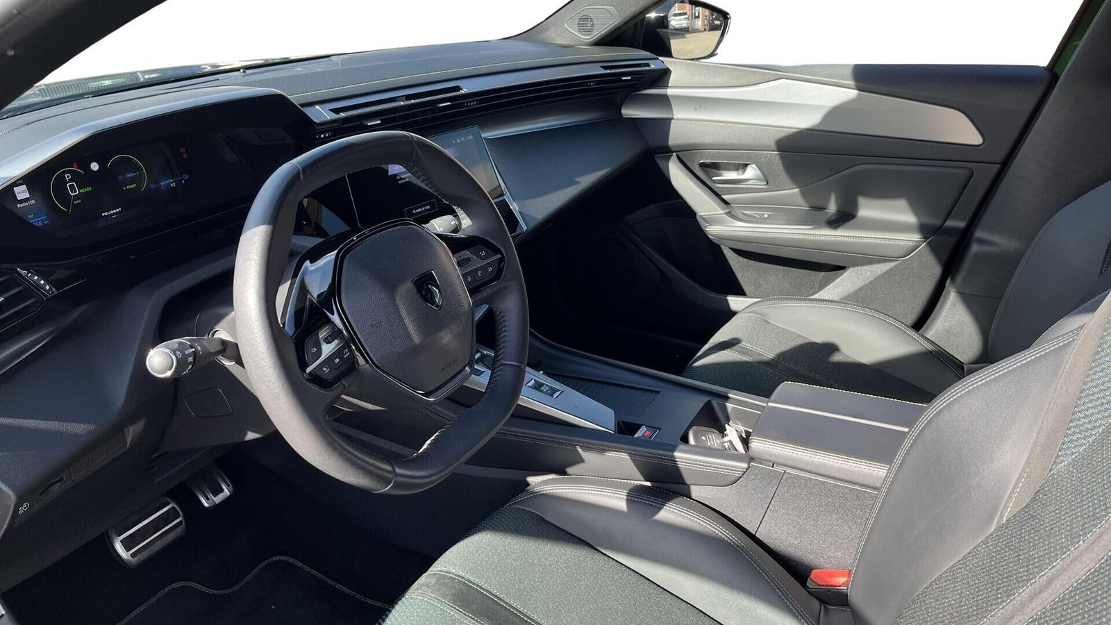 Hvid Peugeot E-308 fra 2024