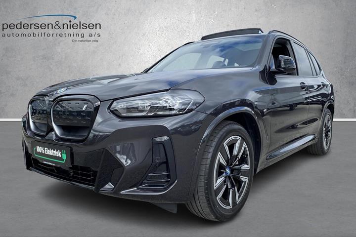 Grå BMW iX3 fra 2025