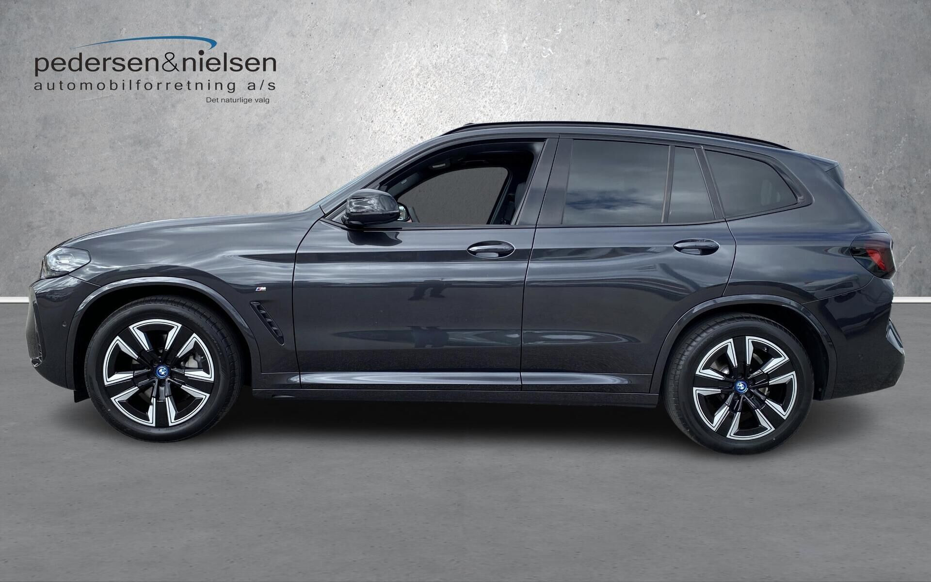 Grå BMW iX3 fra 2025