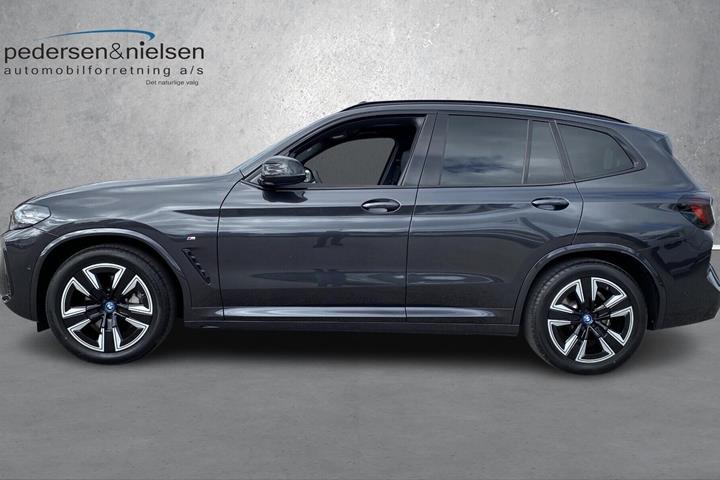 Grå BMW iX3 fra 2025