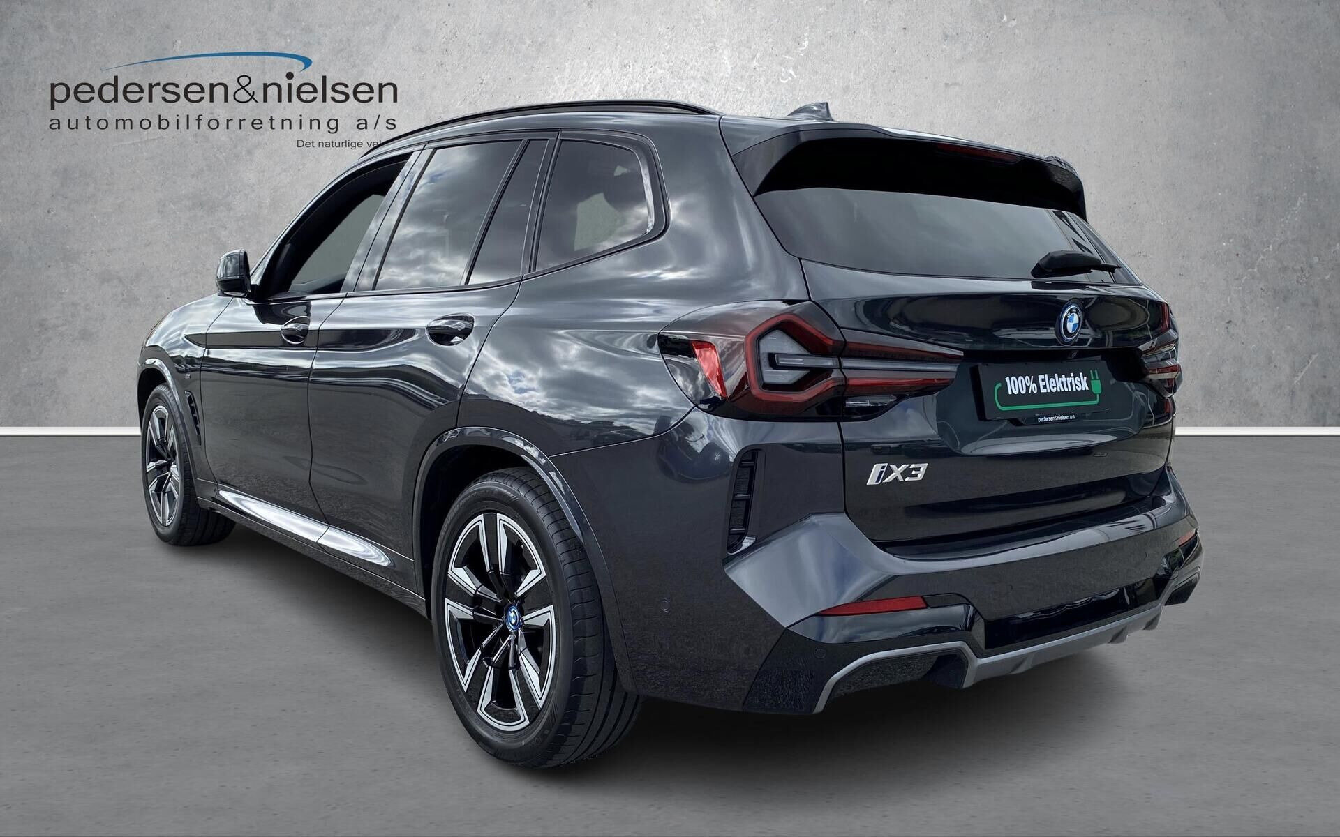 Grå BMW iX3 fra 2025