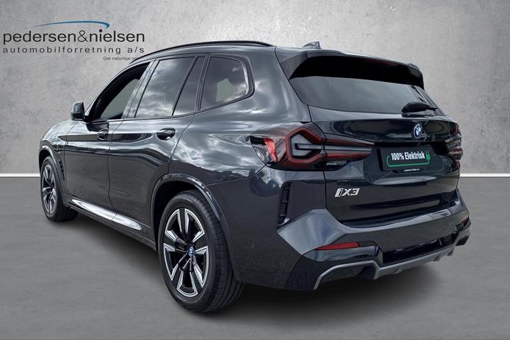 Grå BMW iX3 fra 2025
