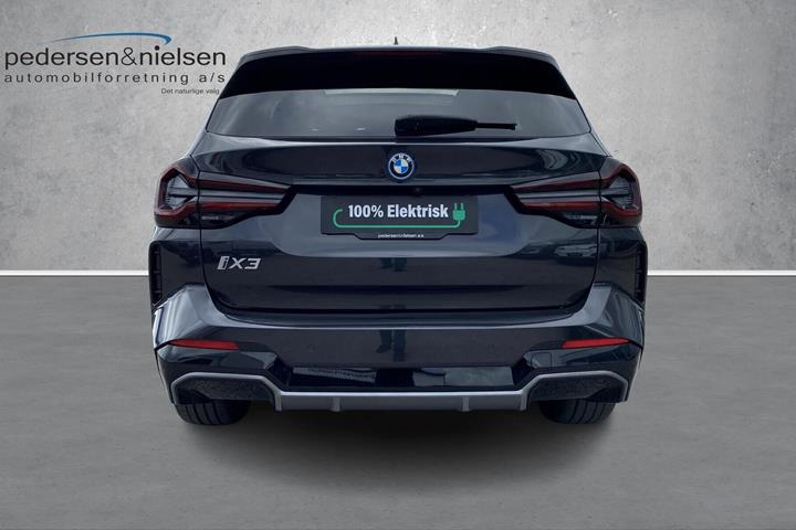Grå BMW iX3 fra 2025