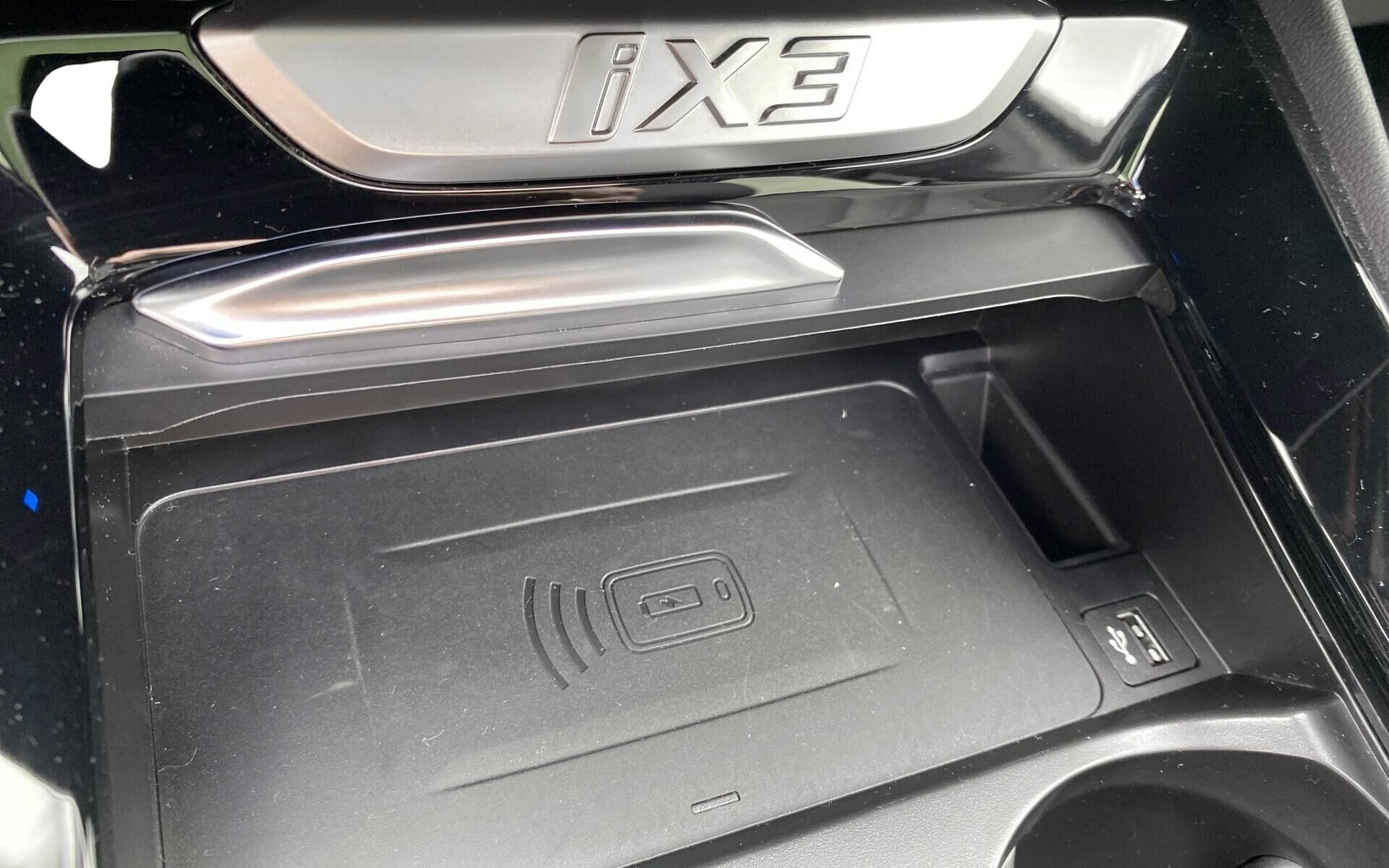 Grå BMW iX3 fra 2025