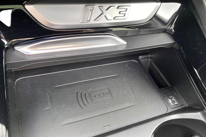 Grå BMW iX3 fra 2025