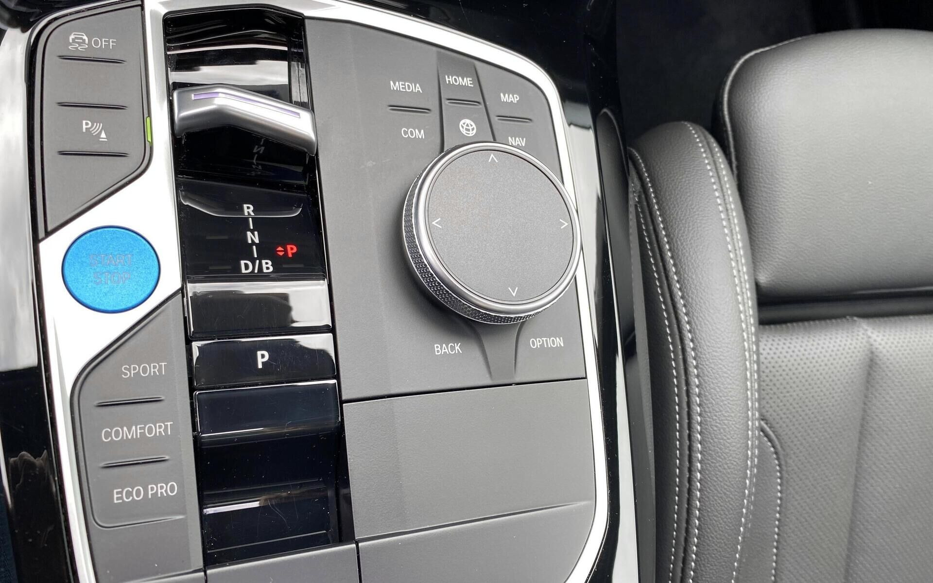 Grå BMW iX3 fra 2025