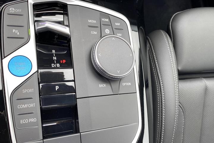 Grå BMW iX3 fra 2025