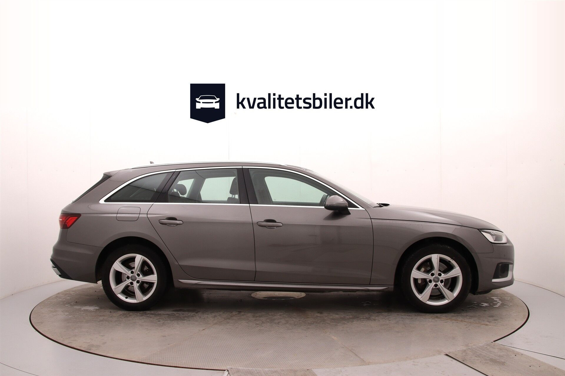 Grå Audi A4 fra 2019
