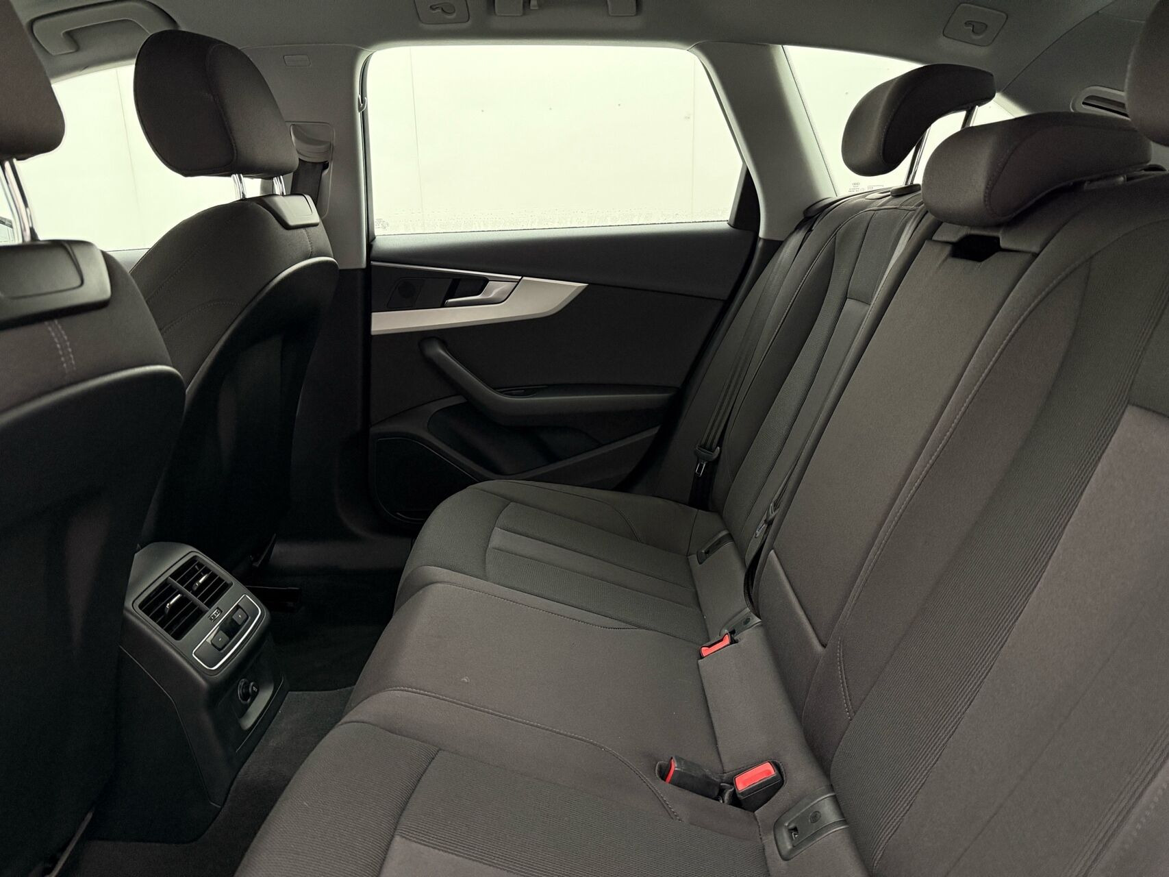 Grå Audi A4 fra 2019