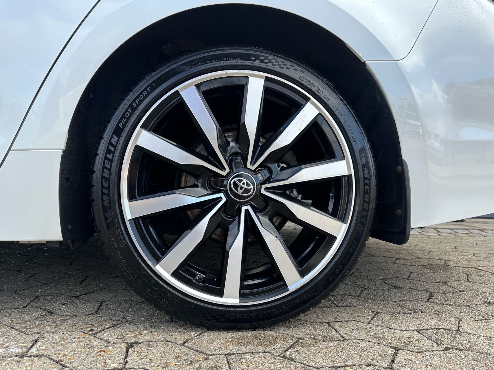 Hvid Toyota Corolla fra 2019