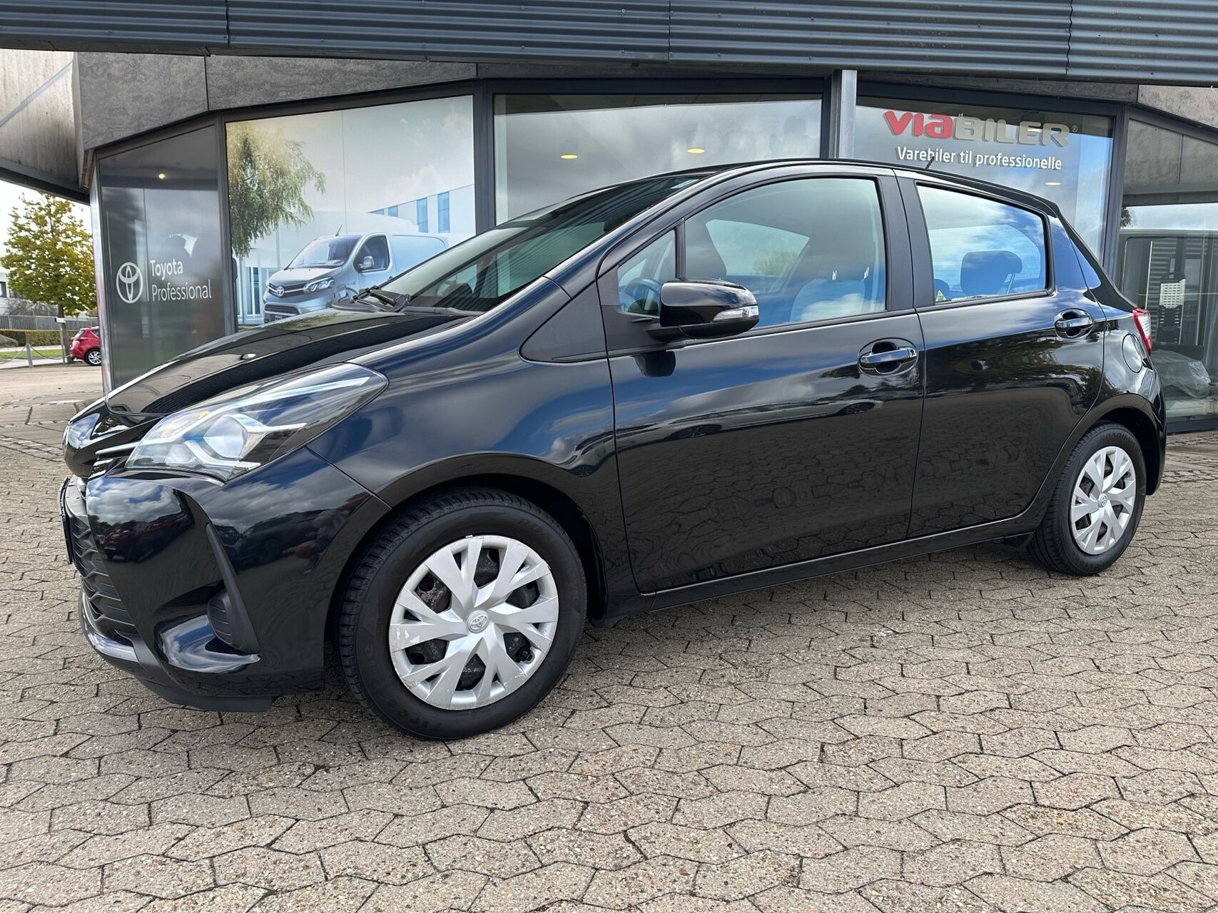 Sort Toyota Yaris fra 2017