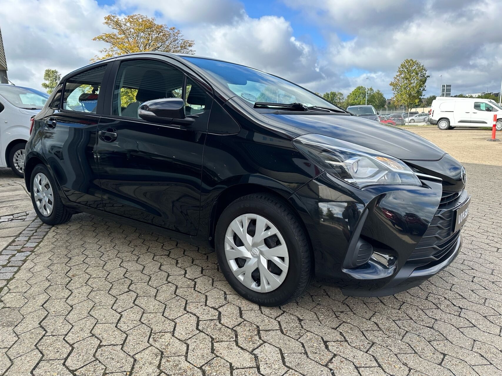 Sort Toyota Yaris fra 2017