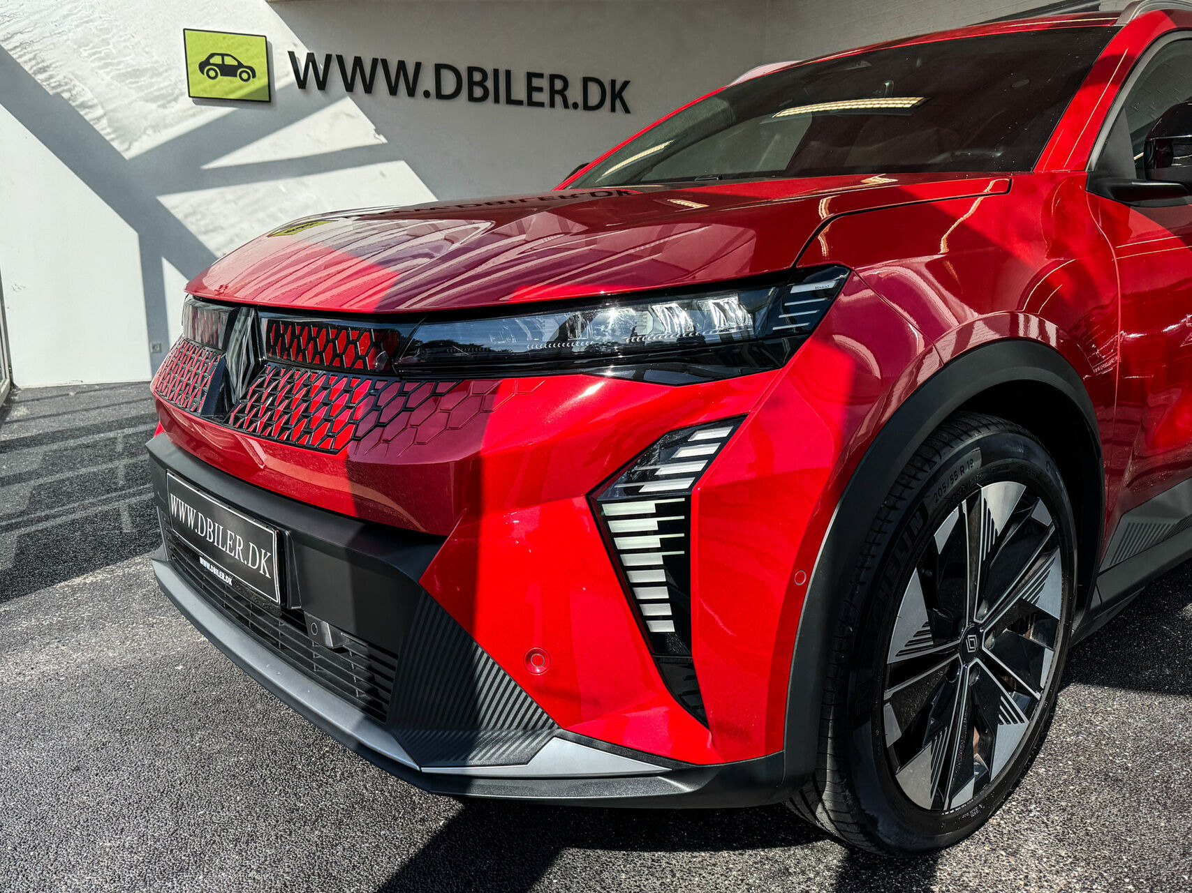 Rød Renault Scénic fra 2025