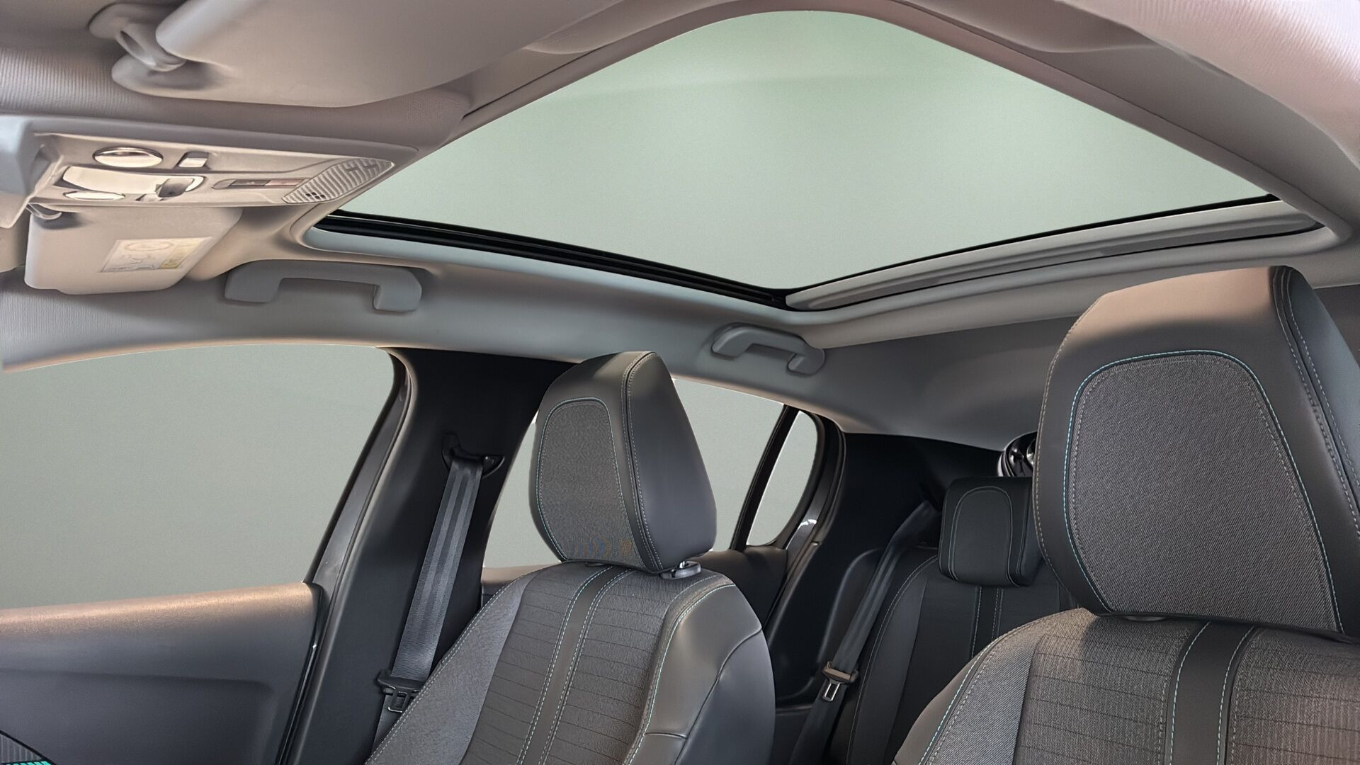Grå Peugeot 208 fra 2020