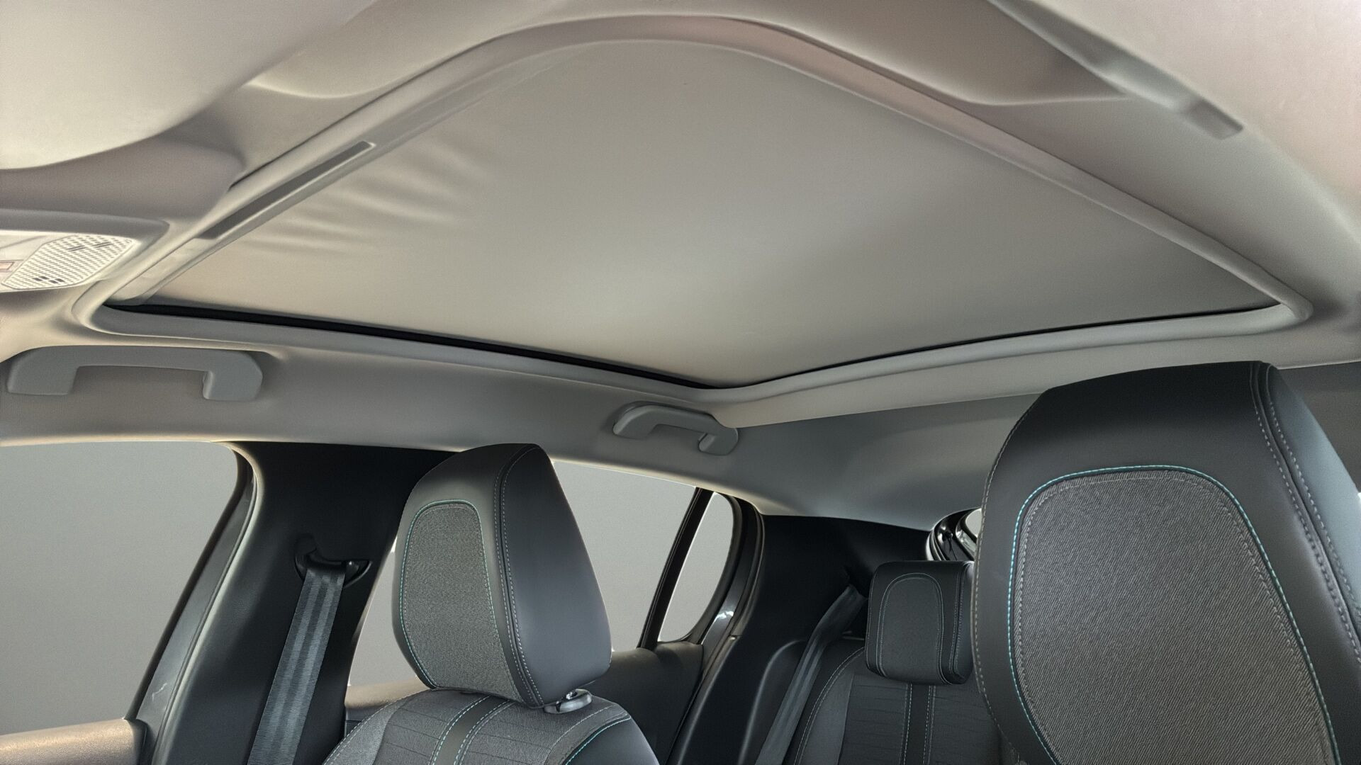 Grå Peugeot 208 fra 2020