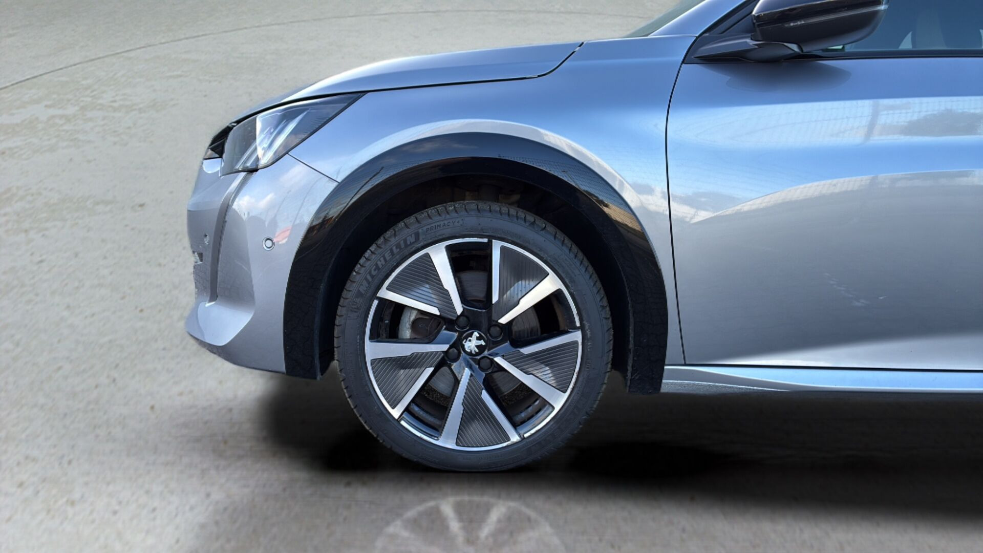 Sølv Peugeot e-208 fra 2021