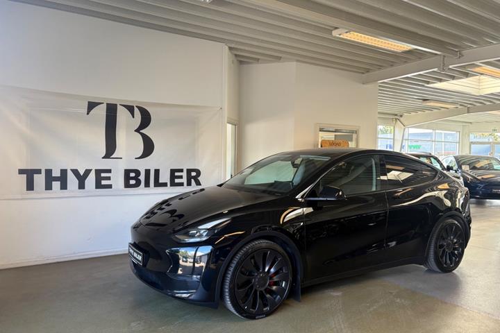 Sort Tesla Model Y fra 2024