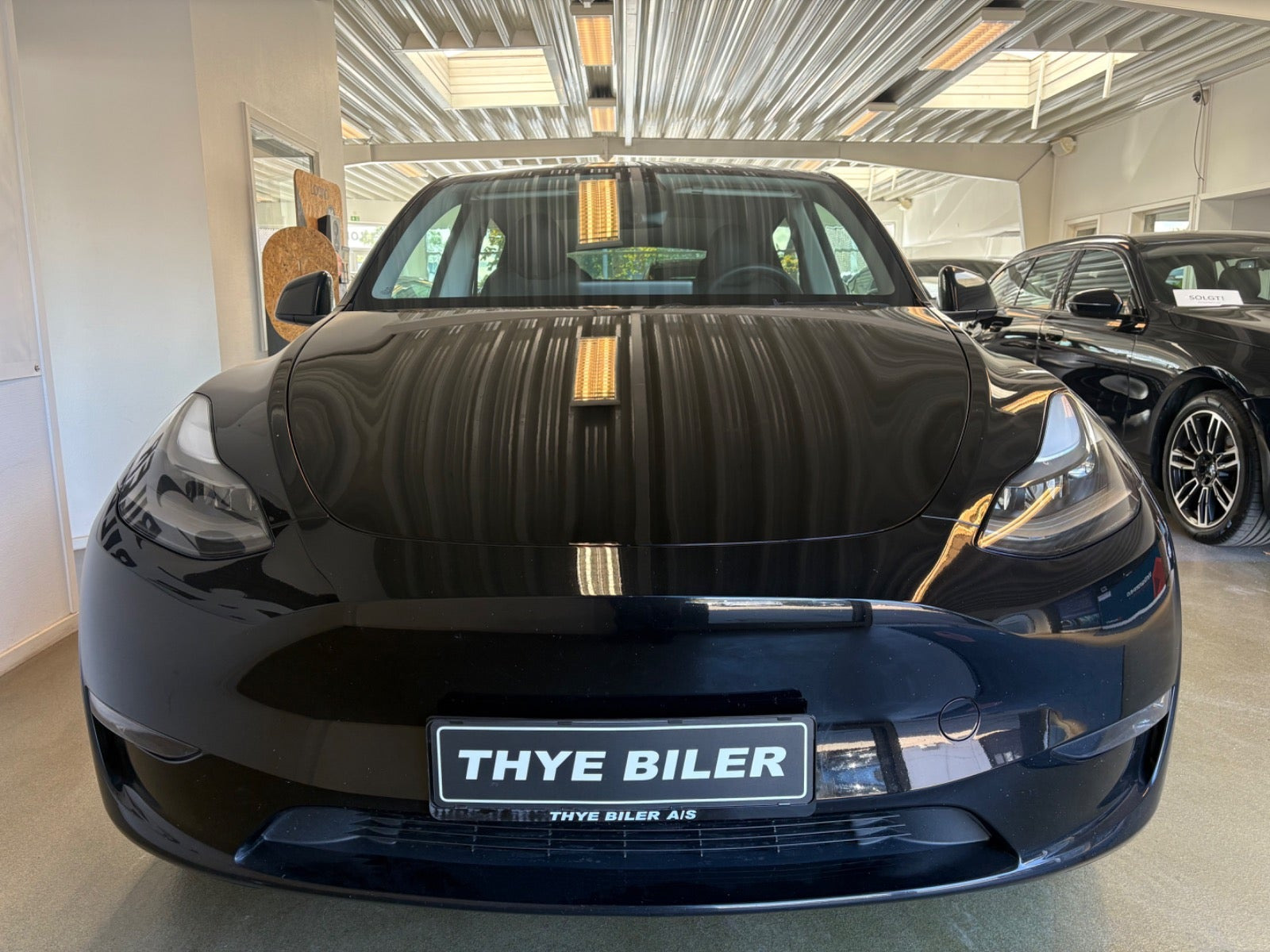 Sort Tesla Model Y fra 2024
