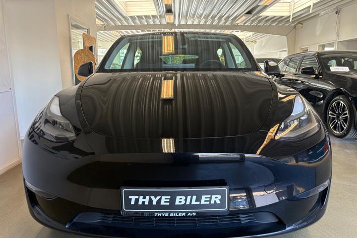 Sort Tesla Model Y fra 2024