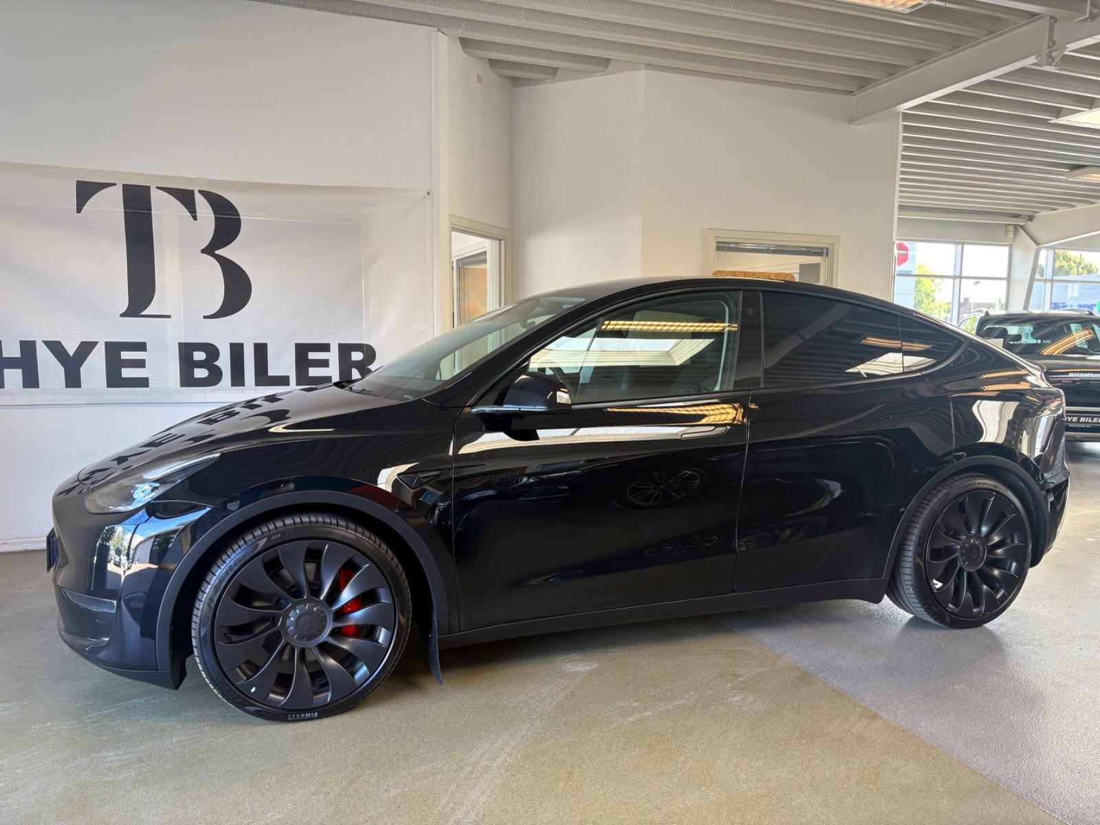 Sort Tesla Model Y fra 2024