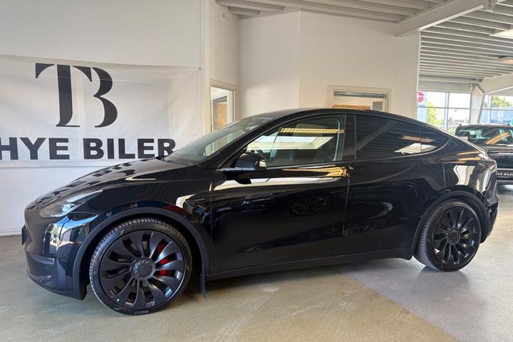 Sort Tesla Model Y fra 2024