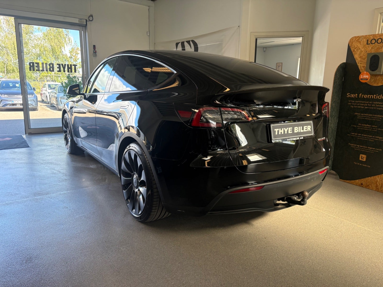 Sort Tesla Model Y fra 2024