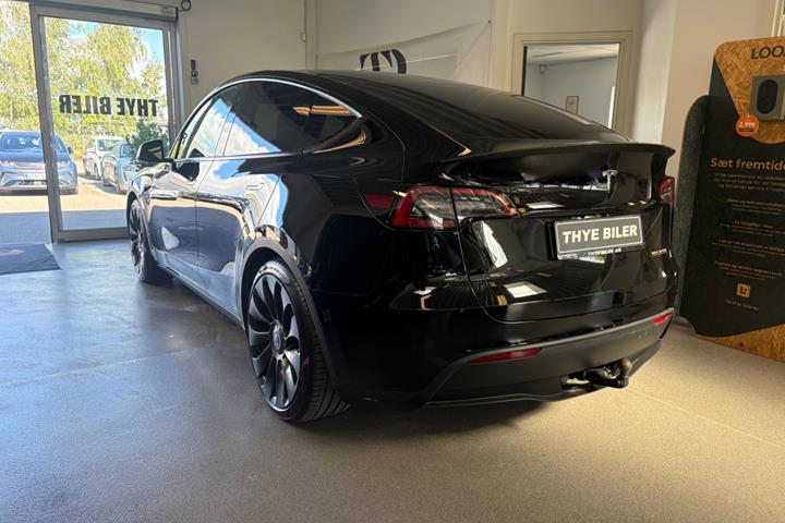 Sort Tesla Model Y fra 2024