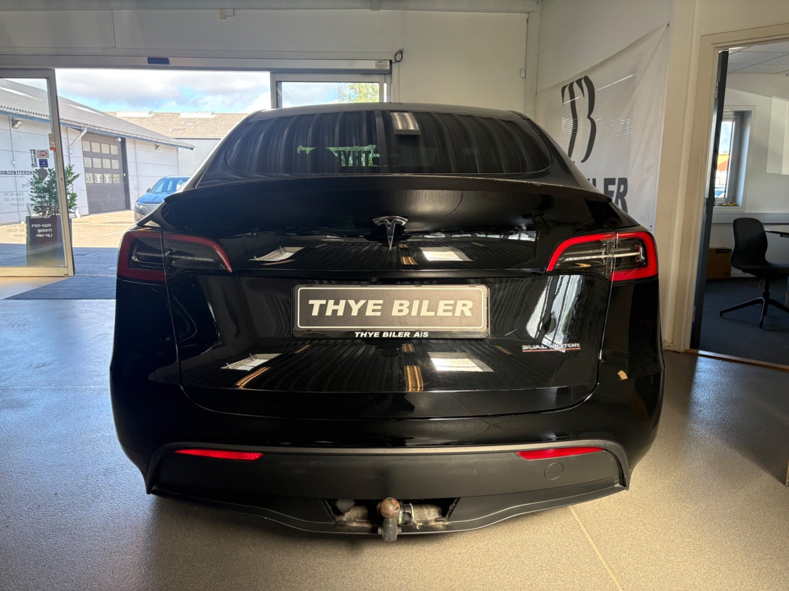 Sort Tesla Model Y fra 2024