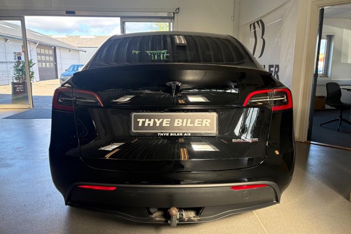 Sort Tesla Model Y fra 2024