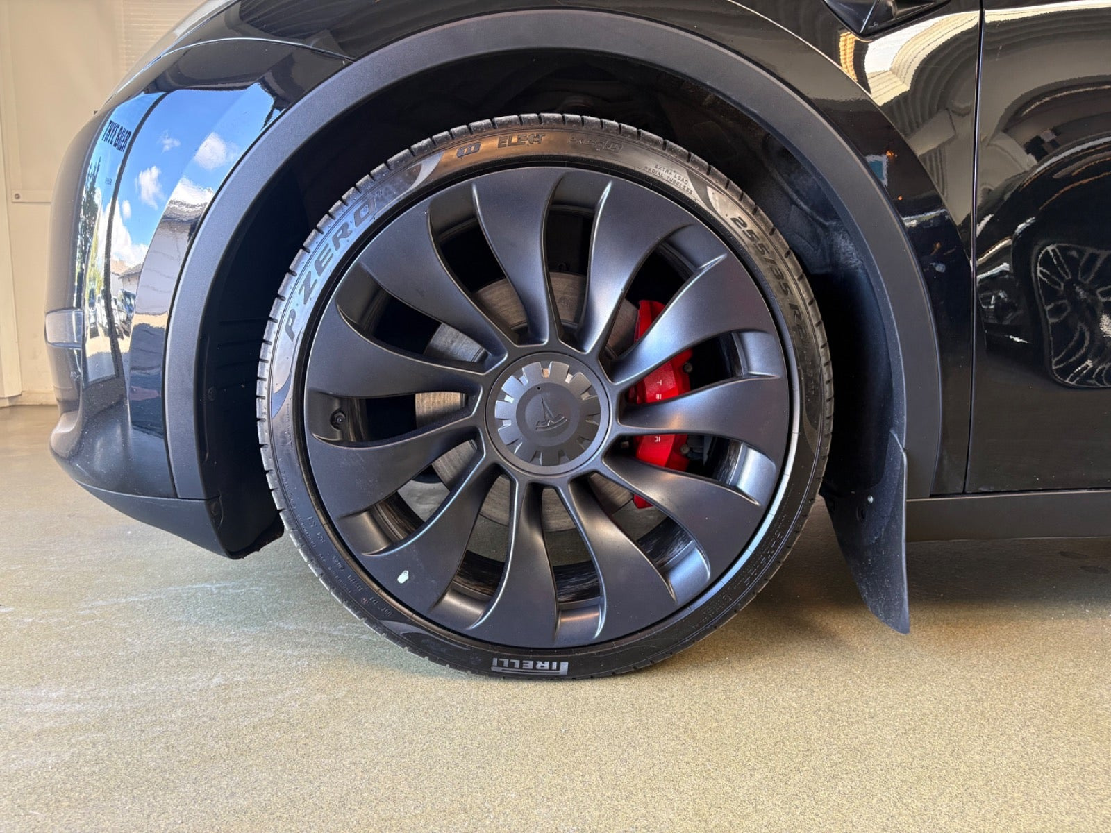 Sort Tesla Model Y fra 2024