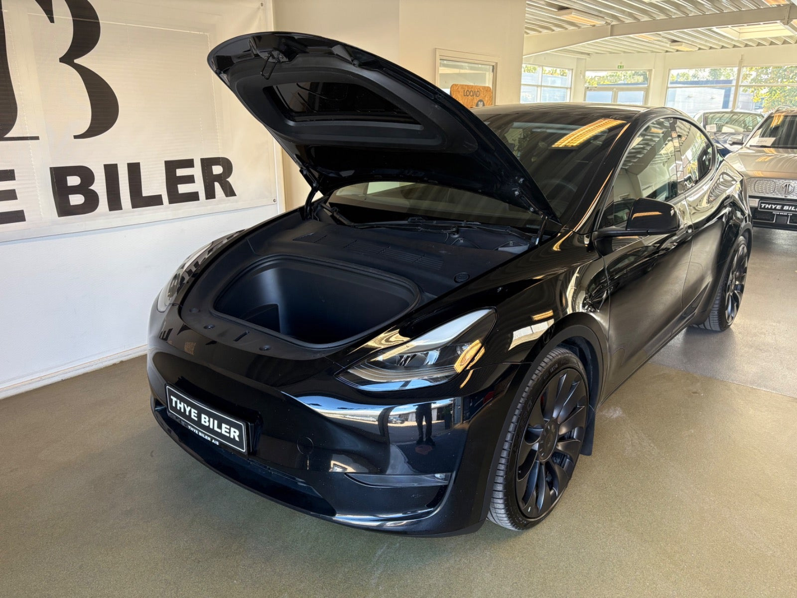 Sort Tesla Model Y fra 2024