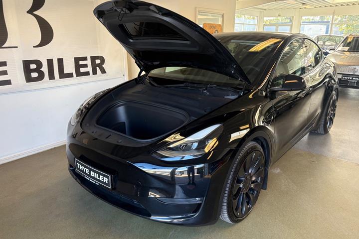 Sort Tesla Model Y fra 2024