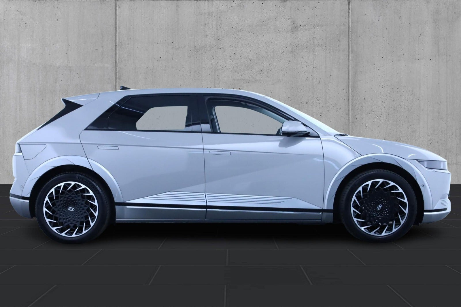 Grå Hyundai Ioniq 5 fra 2023